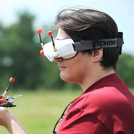 Школьников деревни Кривское в Калужской области научат управлять дронами