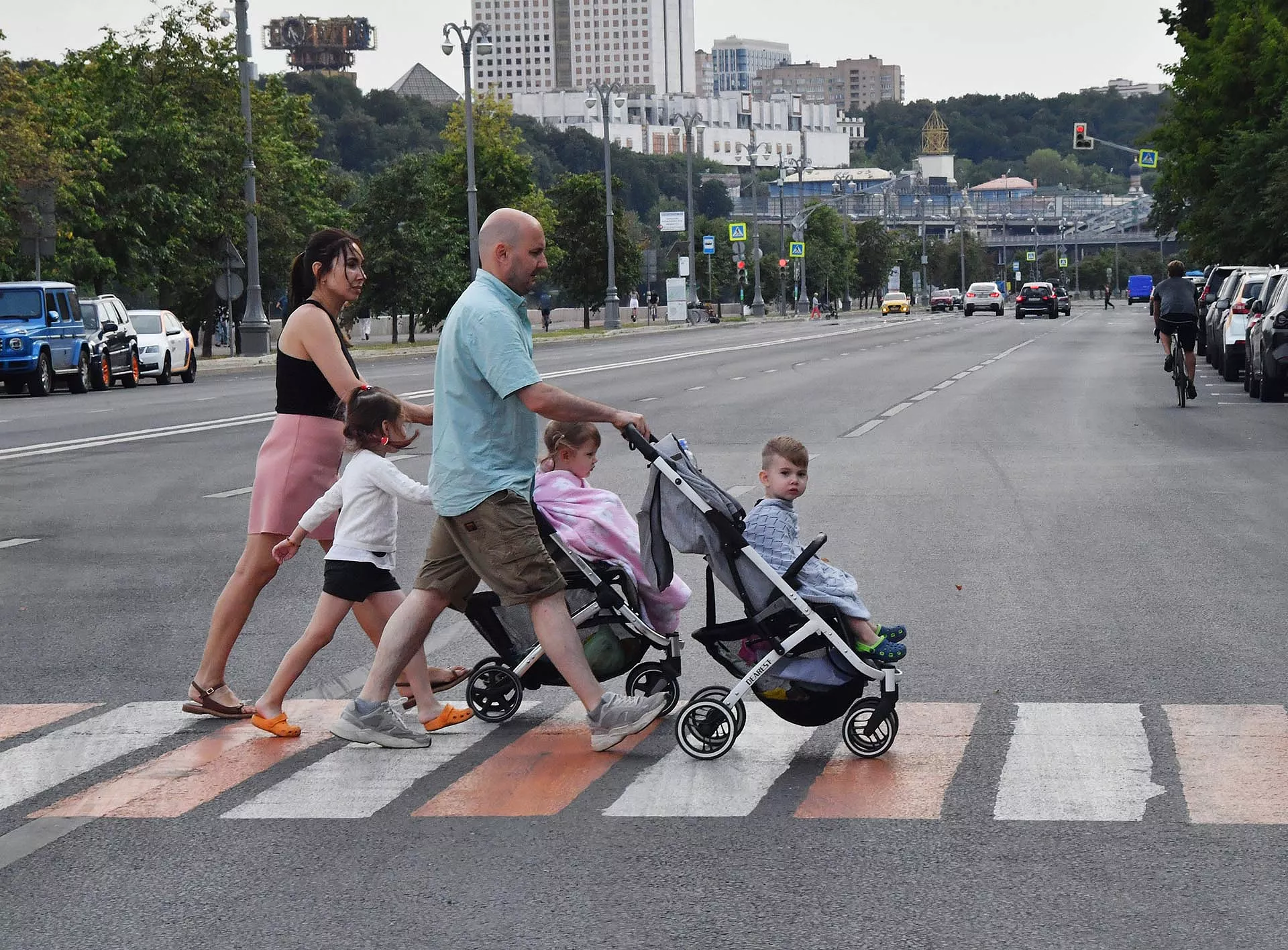 многодетная семья картинки. за третьего ребенка предложили. за третьего ребенка предложили. материнский семейный капитал. отцы.